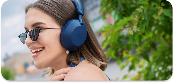 Женщина с наушниками