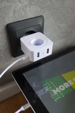 СЗУ 2USB 2.1A для Lightning 8-pin со встроенным кабелем и LED подсветкой More choice NC48i